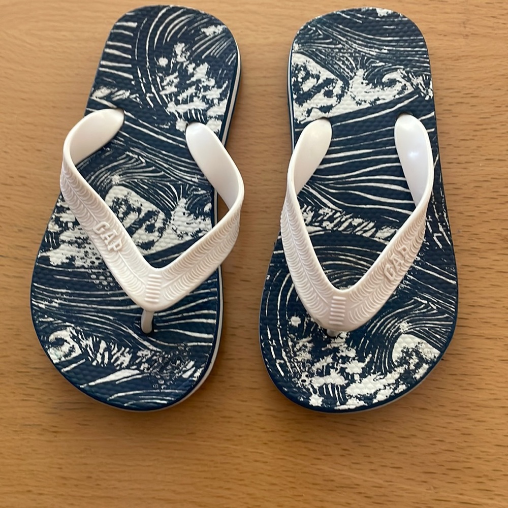 Gap kids 12-13 flip flop ocean design surfer slides